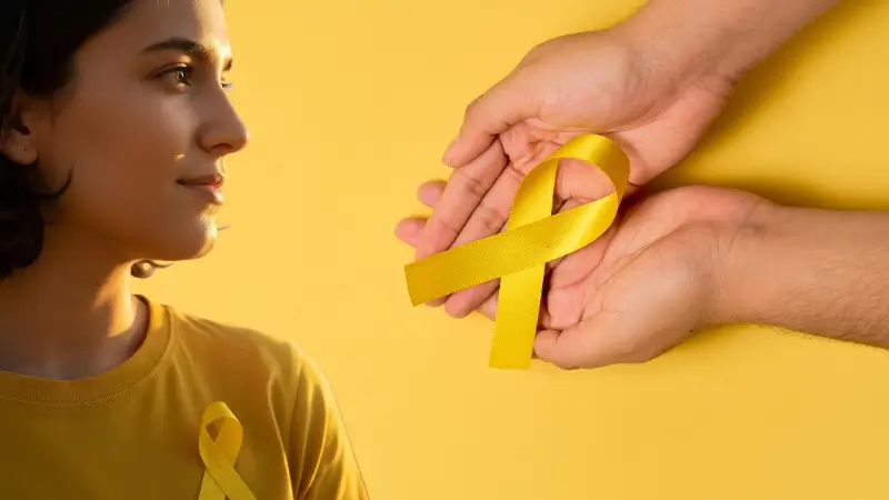 Jovem sentado em uma cadeira, olhando para a frente com uma expressão pensativa. A cena transmite um ar de acolhimento e reflexão.